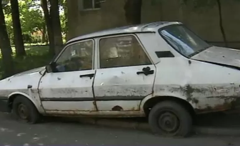 Foto: Primăria Municipiului Craiova continuă ridicarea autovehiculelor abandonate pe domeniul public